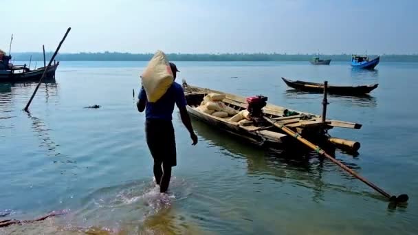 Chaung Tha Myanmar Marzo 2018 Trabajador Carga Barco Amarrado Orilla — Vídeos de Stock