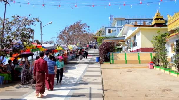 Kyaiktiyo Myanmar Februari 2018 Många Buddhistiska Anhängare Besök Komplex Kyaiktiyo — Stockvideo