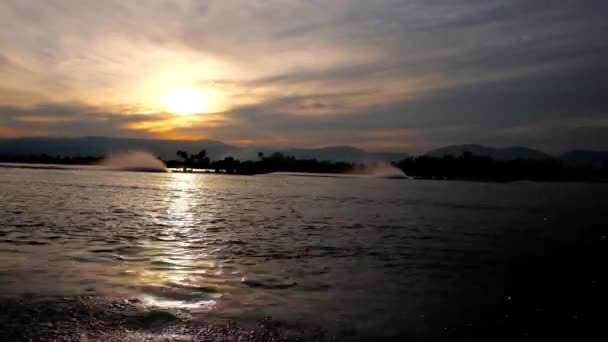 傍晚的茵莱湖湖之旅 在多云的日落天空 水面上的涟漪和快速浮动的皮划艇 Nyanmar — 图库视频影像