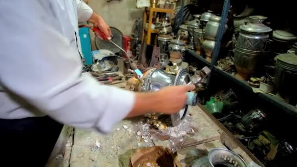Kashan Irán Octubre 2017 Proceso Reparación Del Samovar Acero Inoxidable — Vídeo de stock