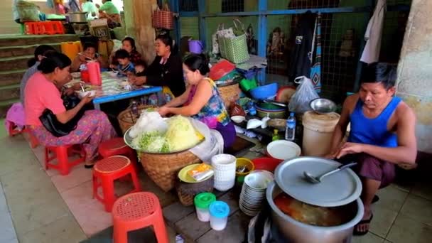 Popa Myanmar Febrero 2018 Los Vendedores Alimentos Ofrecen Sabrosos Platos — Vídeo de stock