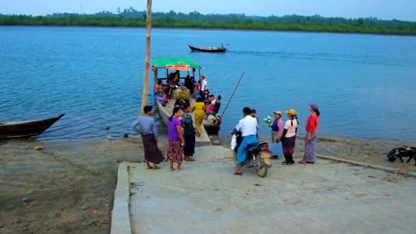 缅甸康益 2018年2月28日 拥挤的渡船准备离开渔村到河 位于另一河岸 在2月28日在康益 — 图库视频影像