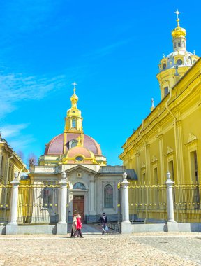 Saint Petersburg, Rusya - 27 Nisan 2015: Grand Ducal mezar Vault, Peter ve Paul Katedrali, 27 Nisan, S. Petersburg bitişik güzel mimari yapının girişinde