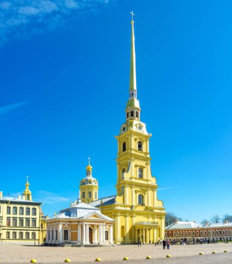 Saint Petersburg, Rusya Federasyonu - 27 Nisan 2015: Güzel yüksek Peter ve Paul Katedrali Peter ve Paul Citadel, 27 Nisan S. Petersburg'da bulunan şehrin en önemli dönüm noktası olduğunu