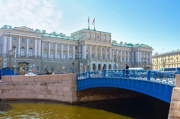圣彼得堡 俄罗斯 2015年4月27日 优雅的马林斯基宫殿在它前面的蓝色桥梁的看法 在4月27日在圣彼得堡 — 图库照片