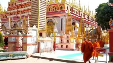 Monywa, Myanmar - 22 Şubat 2018: Renkli kabartma desenler, küçük stupas ve çok sayıda altın ayrıntıları ile 22 Şubat Monywa yılında dekore edilmiş Thanboddhay selami bhikkhu keşişlerin grup gider.