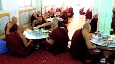 Bago, Myanmar - 15 Şubat 2018: yemek salonu, Kha Khat gelmelerini Kyaung Manastırı, öğle yemeği zamanı çok sayıda bhikkhu rahipler pirinç sebze ve köri, 15 Şubat Bago yemek.