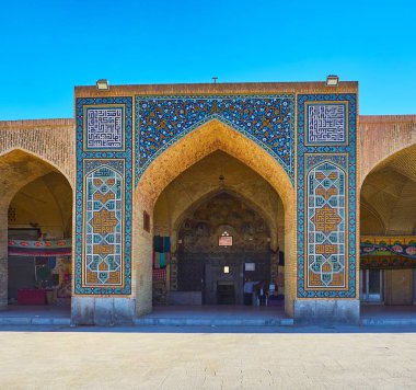 Kerman, Iran - 15 Ekim 2017: Ganjali Han hamam (Hamam) Iwan (portal) seramik, güzel çiçek ve otantik geometrik desenler ile 15 Ekim'de Kerman süslüdür.