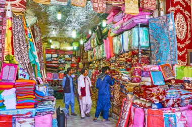Kerman, Iran - 15 Ekim 2017: Erkekler Baluch etnik grubun battaniyeleri Tekstil Mağazası, Ganjali Khan çarşı içinde 15 Ekim'de Kerman seçin.