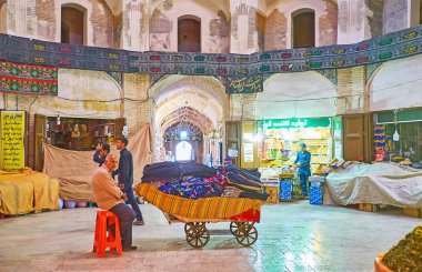 : Kerman, Iran - 15 Ekim 2017: İç oturaklı hall, Ganjali Khan'ın Bazaarı sıkılmış satıcıları, 15 Ekim'de Kerman öğlen siesta, sonu bekliyor ile.