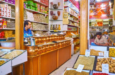 : Kerman, Iran - 15 Ekim 2017: İç geleneksel baharat dükkan sıkılmış satıcıları ile Ganjali han ın Bazaarı ve çeşitli Kuruyemiş, kuruyemiş, baharat ve otlar, 15 Ekim'de Kerman.
