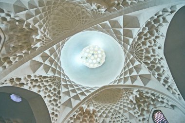 : Kerman, Iran - 15 Ekim 2017: Ganjali Han hamam kabartma kubbe ile güzel petek kemerli ve yıldız oyma desenleri, 15 Ekim'de Kerman.