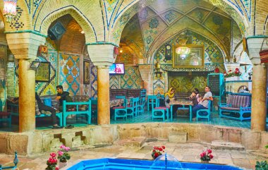 Kerman, Iran - 15 Ekim 2017: Ortaçağ Vakil hamam günümüzde çayevinde ve restoran ile görkemli tarihi iç ve lezzetli mutfağı, 15 Ekim'de Kerman gören.