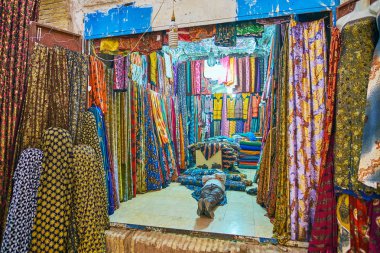 : Kerman, Iran - 15 Ekim 2017: 15 Ekim'de Kerman onun ahır, serin yerde yatarken satıcı Vakil ın Bazaarı alır siesta, deposunda Tekstil.