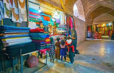 Kerman, Iran - 15 Ekim 2017: Birçok çocuk ailesiyle kumaşlar, tekstil eski Vakil çarşı, 15 Ekim'de Kerman depolamak seçin.
