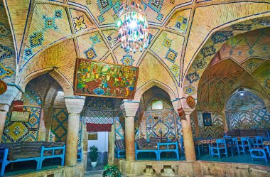 : Kerman, Iran - 15 Ekim 2017: Vakil çayevinde övünme ile geometrik iç duvarlar ve kubbe, kiremitli dekorlar oyulmuş taş sütunlar ve karmaşık tuğla kemerler, 15 Ekim'de Kerman güzel.