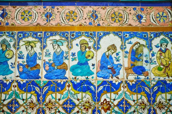 克尔曼 2017年10月15日 墙壁装饰的元素在 Ganjali 汗土耳其 绘在瓦片中世纪音乐家与传统仪器 在10月15日在克尔曼 — 图库照片