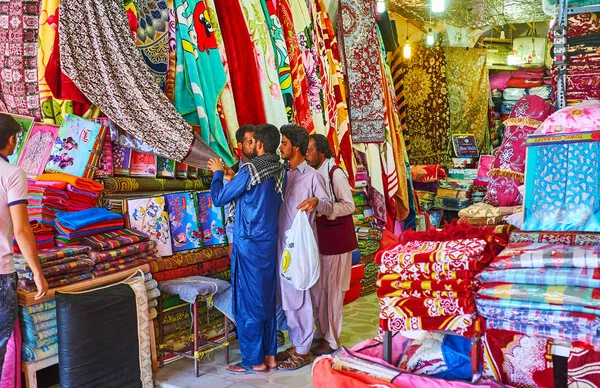 Kerman Iran October 2017 Baluch Man Choose Blankets Linens Market — Stock Photo, Image
