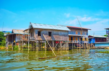 Myanmar Inpawkhon Köyü, Inle Gölü bulunur ve çok sayıda el sanatları atölyeleri, doğal lakescapes ve kırsal sahneleri, tepedeki ev.