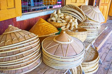 Asya geleneksel koni şapka, hasır ve bambu Inle Gölü, Inpawkhon, Myanmar atölye dokuma yığınları.