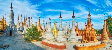 Nyaung Ohak sit alanı ve Budist karmaşık tepelik gerekçesiyle antik stupas dekore edilmiş karmaşık desenleri ve zil HTI şemsiye, Inn tein Köyü, Inle Gölü, Myanmar, yüzlerce ile kaplıdır.