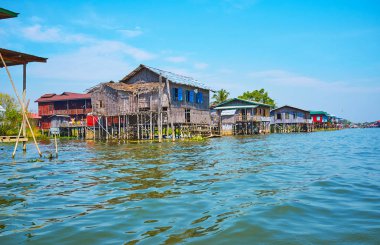 Inle Gölü çiftlikleri, tarihi yerler ve farklı el sanatları atölye çalışmaları, Myanmar yüzen evler stilts, ile onun çok sayıda köy ünlüdür.