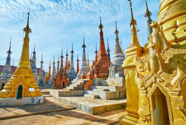 Nyaung arkeolojik sahiptir Ohak harika mimarisi çok sayıda pagodadan, oyulmuş desenlerle süslenmiş ve Inn tein (Indein) Köyü, Myanmar HTI şemsiye, zil, korunmuş.