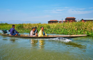 Inpawkhon, Myanmar - 18 Şubat 2018: Inle Gölü köyden Birmanya insanlar hızlı kayaks onların ana ulaşım 18 Şubat Inpawkhon olarak kullanın.