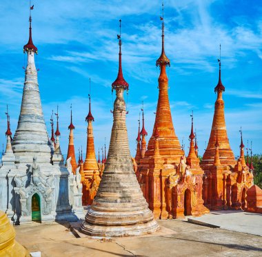 Nyaung Ohak sit alanı, uzun boylu doğal pagodadan, nazik yamaç, Inn tein (Indein) Köyü Inle Gölü, Myanmar üzerinde duran yüzlerce ünlü manevi kompleksi.