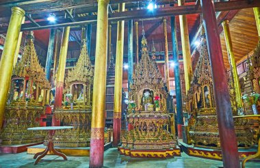 Ywama, Myanmar - 18 Şubat 2018: Süslü nişler, oyma desenleri, dişlerin ve yaldızlı Nga Phe Chaung Manastırı, ayrıntılarda ile dekore edilmiş üzerinde 18 Şubat Ywama Buda'nın görüntüleri.