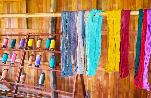 缅甸茵莱湖湖 Inpawkhon 村纺织车间木杆上的手色棉 莲花纱干燥 — 图库照片