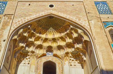 Ganjali Han Kervansaray Iwan (portal) oyma kemerli niş ayrıntılarını, bu mukarnas ayrıntıları ile dekore edilmiş ve iyi boyalı desenleri,: Kerman, Iran.