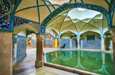 : Kerman, Iran - 15 Ekim 2017: Görünümü Ganjali Han hamam yüzme havuzu üzerinde kiremitli arch ve doğal relirf kubbe bir banyo yer, 15 Ekim'de Kerman.
