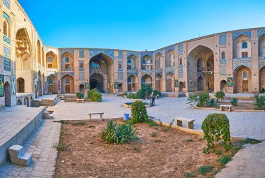 : Kerman, Iran - 15 Ekim 2017: Panorama, Ganjali Han Kervansaray kemerli ve nişler, 15 Ekim'de Kerman yukarıda Farsça kiremitli desenleri ile