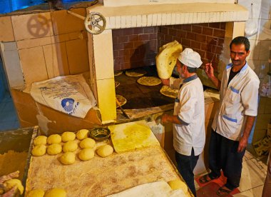 : Kerman, Iran - 16 Ekim 2017: Kerman 16 Ekim tarihinde geleneksel gözleme büyük küçük ekmek, fırında hazırlanıyor Fırıncılar, iş yerinde.