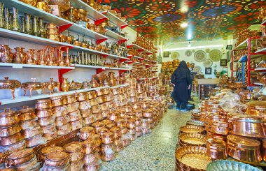 : Kerman, Iran - 15 Ekim 2017: Ganjali mağaza Khan çarşı, 15 Ekim'de Kerman Bakırcılar sokakta bulunan bakır cokware çok çeşitli.