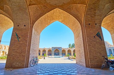 Ganjali Khan meydanında doğal görünümü ile kemerlerin Kapalıçarşı'nın Arcade,: Kerman, Iran.