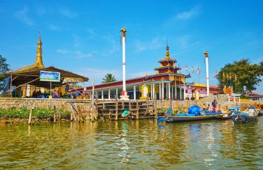 Ywama, Myanmar - 18 Şubat 2018: Her iki tarafta iki sütun, Kano float için kapıya 18 Şubat Ywama içinde iskelede Budist manastır geçitle cephe.