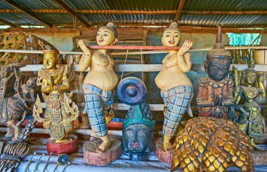 Antikacı benzersiz yerel Hatıra Eşyası vintage gong, tarafından iki heykelcikler, Inn tein Turizm Pazarı, Myanmar holding gibi sunar.