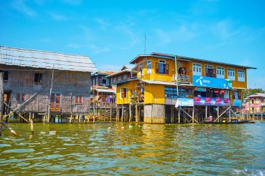 Inpawkhon, Myanmar - 18 Şubat 2018: geleneksel Uzunbacak konut, otantik el sanatları atölyeleri, Aile restoran ve küçük bir köy ile çok sayıda doğal köy depolar su üzerinde 18 Şubat Inpawkhon içinde Inle Gölü övünme.