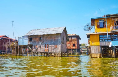 Inpawkhon bir küçük su köyleri Inle Gölü, yerli Uzunbacak evlerde yaşamak ve el sanatları atölyeleri, kayan çiftlikleri, kafeterya, balıkçılık endüstrisi veya turist, Myanmar çalışmalarında.
