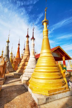 Geri yüklenen altın stupa Nyaung Ohak Budist sitesi, Inn tein, Inle Gölü, Myanmar antik beyaz, hardal ve gri stupas arasında.