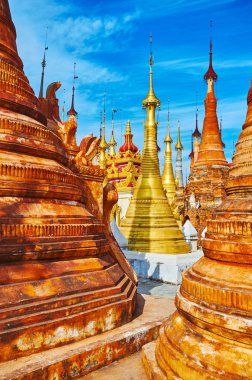 Nyaung Ohak Tarihsel Budist karmaşık, yoğun pagodadan arasındaki dar yolda bulunan Inle Gölü, Myanmar yanındaki küçük Inn tein (Indein) Köyü.