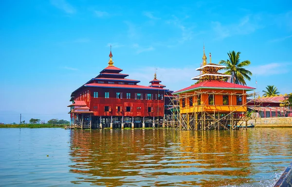 Uzunbacak Ahşap Bina Budist manastırda geleneksel kült mimarisi Inle Gölü, Ywama, Myanmar üzerinde iyi örnektir.