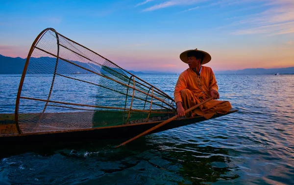 Intha, Myanmar - 18 Şubat 2018: Birmanya balıkçı günbatımı üzerinde 18 Şubat Intha içinde Inle Gölü portresi.