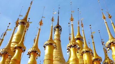 Çanlar ile süslü altın HTI şemsiye Inn tein Buda görüntü Tapınak, Inle Gölü, Myanmar üzerinde aynı adlandırılmış köyünde bulunan Ortaçağ pagodadan süslemeleri. 