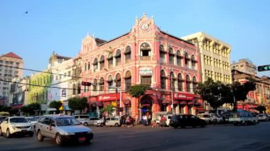 Yangon, Myanmar - 15 Şubat 2018: İngiliz sömürge tarzı konaklar günümüzde iş ofisleri, mağazalarda veya sanat galerileri, 15 Şubat Yangon olarak hizmet veren, yoğun şehir merkezinde cadde ile korunmuş.