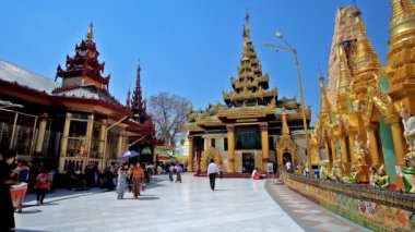 Yangon, Myanmar - 27 Şubat 2018: Shwedagon Zedi küçük karga - en kutsal Budist pagoda ülkede, Hacılar ve turistler, Şubat 27 Yangon içinde dolu güzel mimari.