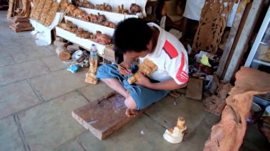 Bagan, Myanmar - 25 Şubat 2018: Shwezigon Pagoda pazarda 25 Şubat Bagan içinde yer alan onun ahır, yanındaki heykel oyma ustası oluşturur. 