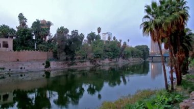 Corniche Nil Nehri manzaralı bahçe ve surlar Rhoda Adası, Kahire, Mısır'da Osmanlı Manial Sarayı manzaralı akşam walk.